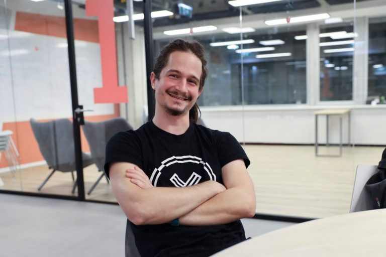 „Możesz wykorzystać wszystko, czego się tutaj nauczyłeś” – poznaj Daniela Szendrei, Full-stack Developera.
